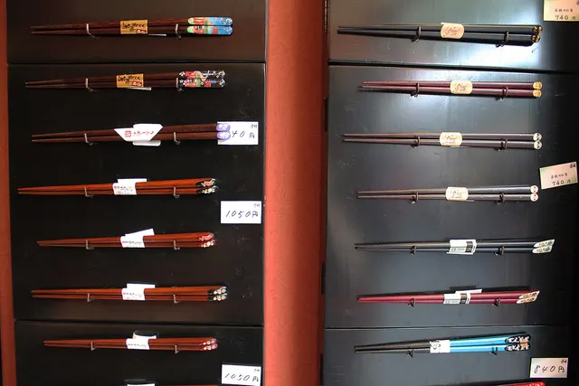 Paires de baguettes japonaises de plusieurs couleurs présentées dans une boutique de Tokyo