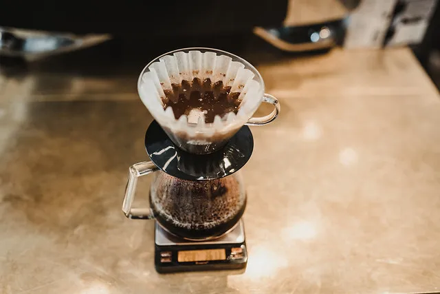 V60 et carafe placés sur une balance numérique pendant l’extraction