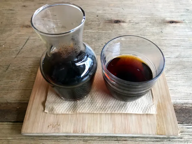 Carafe de café et verre à café sur un plateau en bois clair