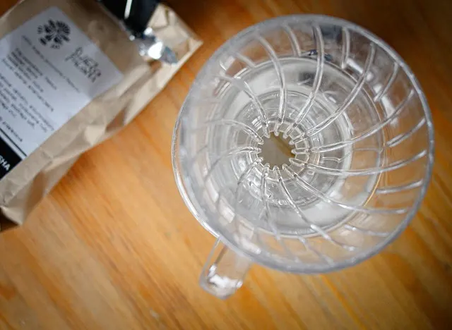 Vue intérieure d’un Hario V60 transparent avec nervures en spirale