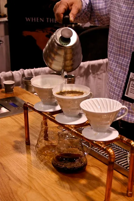Préparation de café avec plusieurs Hario V60 blancs dans un café