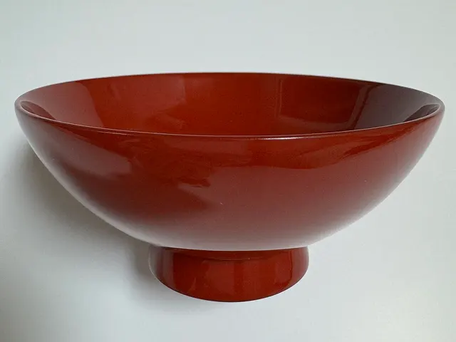 Bol à riz Wajima-nuri rouge sur fond clair