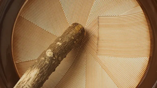 Mortier japonais suribachi strié et pilon en bois vus de près