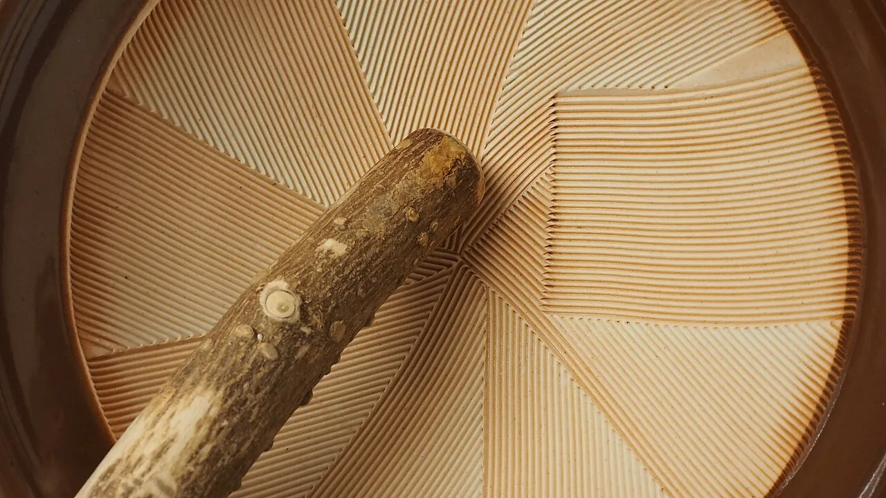 Mortier japonais suribachi strié et pilon en bois vus de près