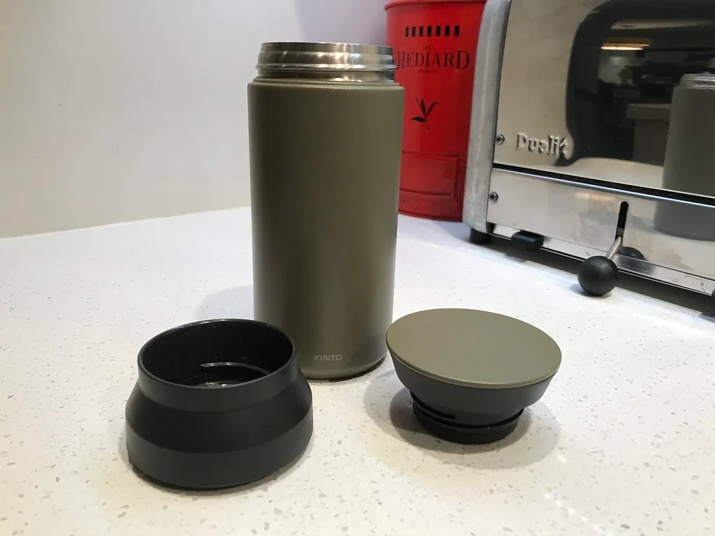 KINTO Travel Tumbler avec ses deux pièces de bouchon démontées