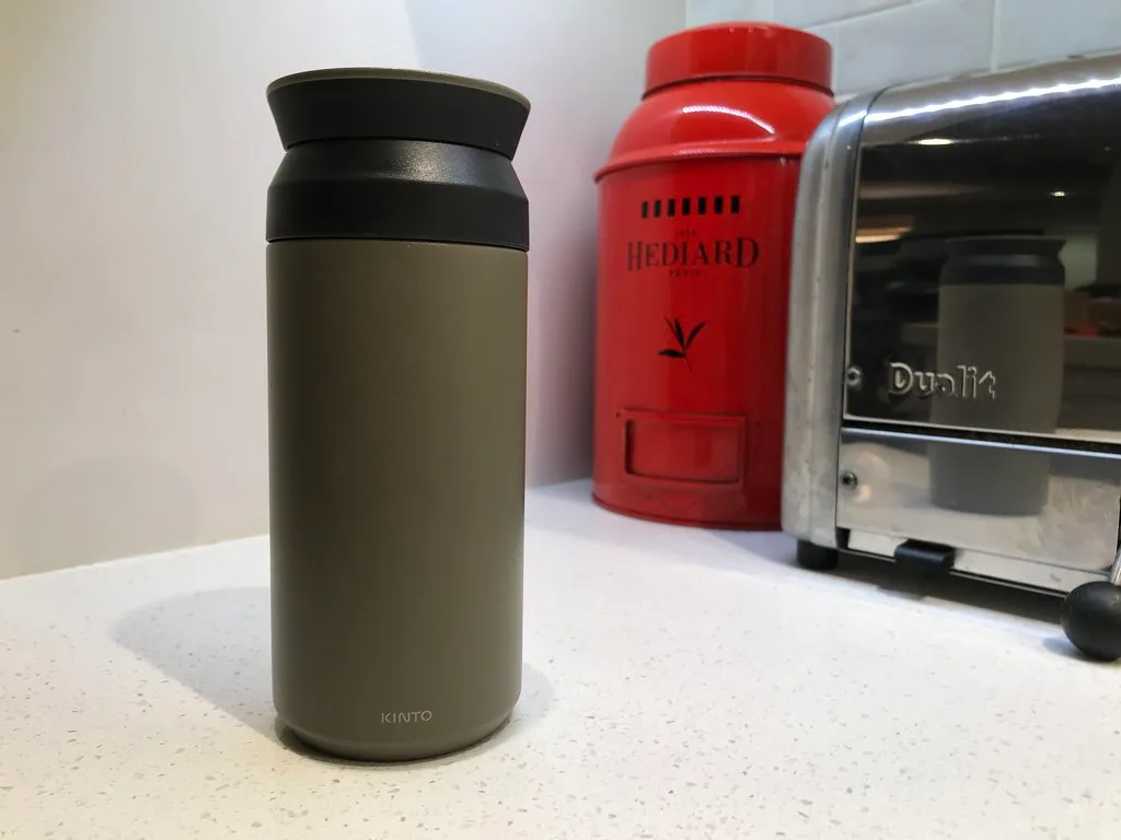 KINTO Travel Tumbler vert fermé sur un plan de travail