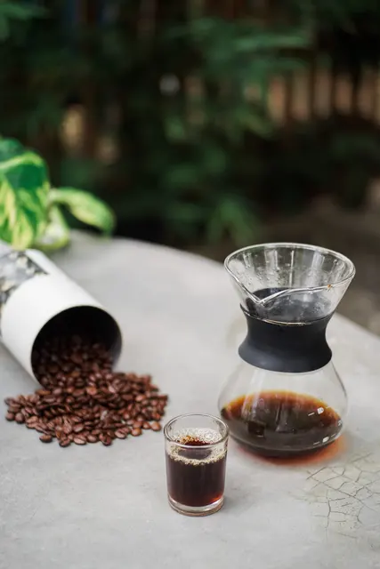 Porte-filtre V60 et carafe en verre, avec café en grains et petite tasse