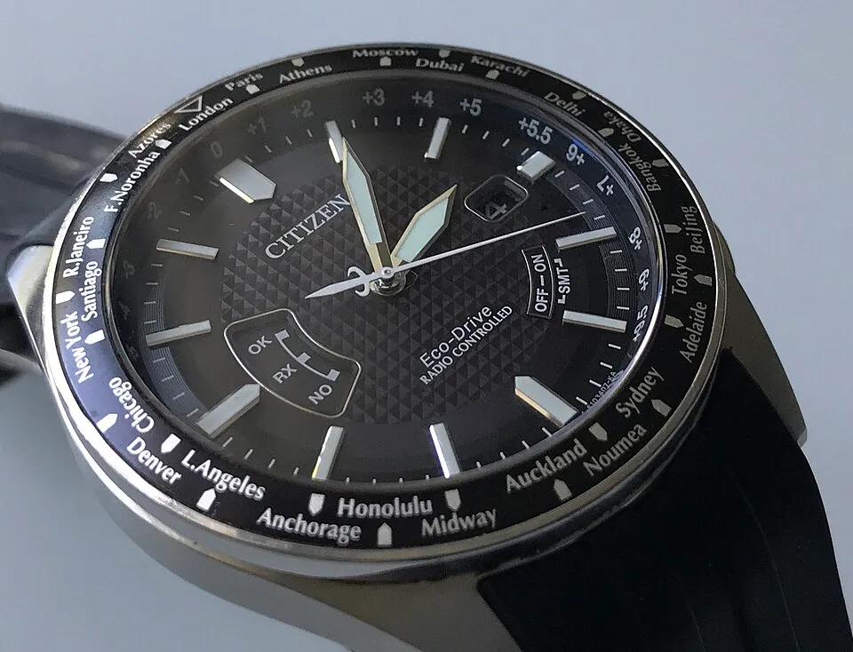 Cadran noir d’une montre Citizen CB0021-06E