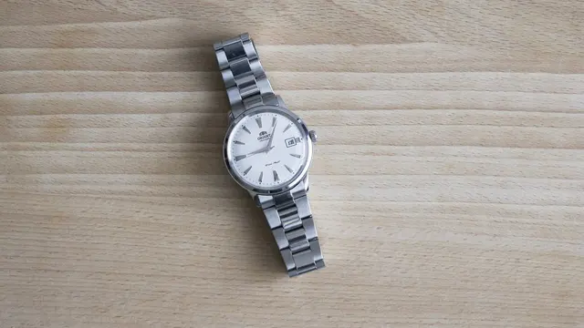Montre Orient à cadran clair sur un bracelet métallique