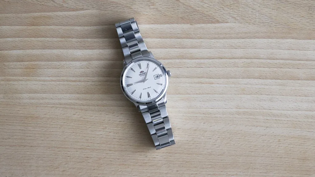 Montre Orient à cadran clair sur un bracelet métallique