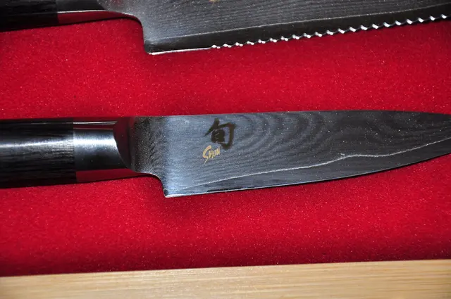 Détail de lames Shun et de leurs manches noirs dans un coffret