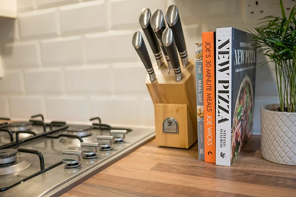 Bloc à couteaux sur un plan de travail de cuisine