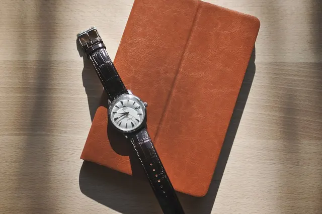 Montre Orient Bambino à cadran clair sur bracelet noir