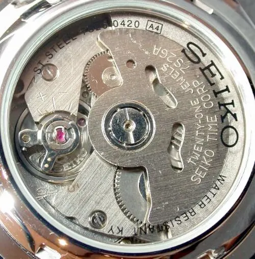 Mouvement automatique Seiko 7S26 visible au dos d’une montre