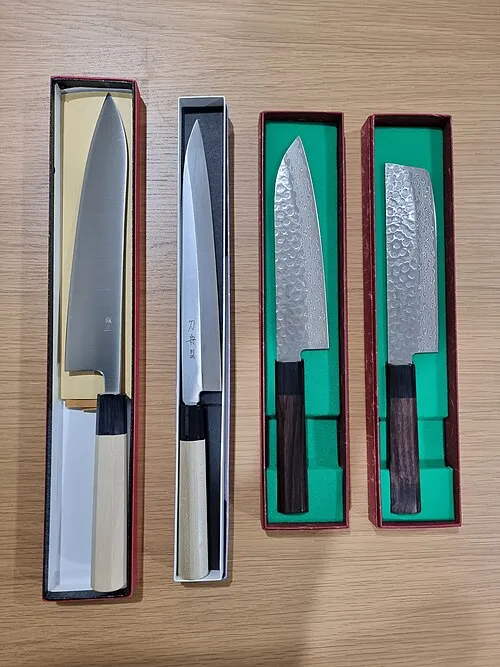 Quatre couteaux japonais, dont un gyuto et un santoku