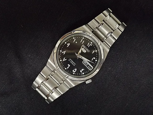 Seiko 5 SNK063J5 à chiffres arabes orientaux