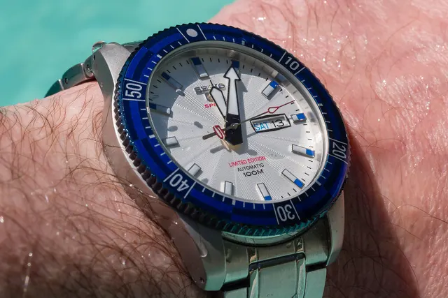 Seiko 5 Sports à lunette bleue portée au poignet