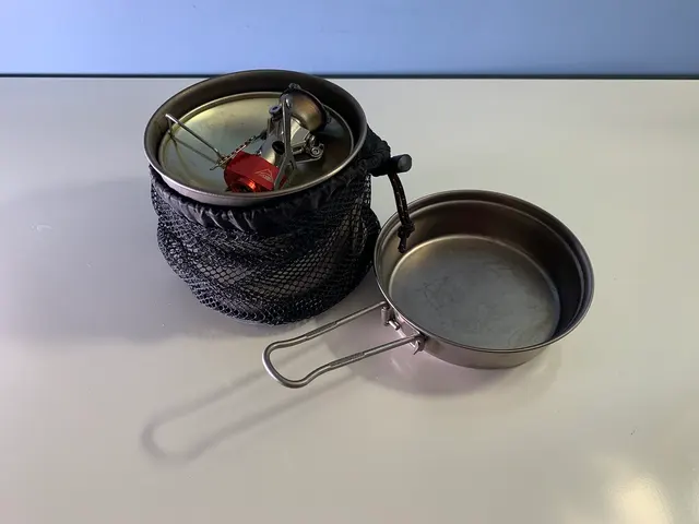 Popote Snow Peak Trek 900 ouverte avec du matériel rangé à l’intérieur