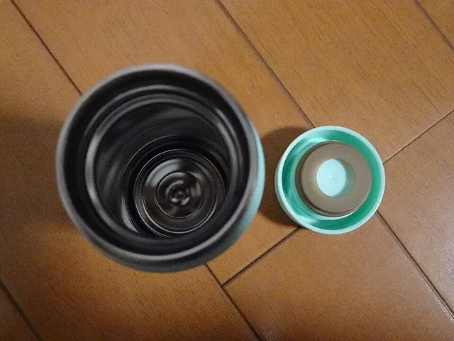 Intérieur d’une bouteille Thermos JOJ-150 et son bouchon retiré