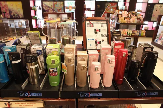 Plusieurs bouteilles isothermes Zojirushi exposées en boutique