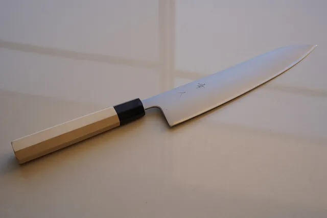 Gyuto mit 24-cm-Klinge; Formbeispiel, kein TOJIRO F-808.