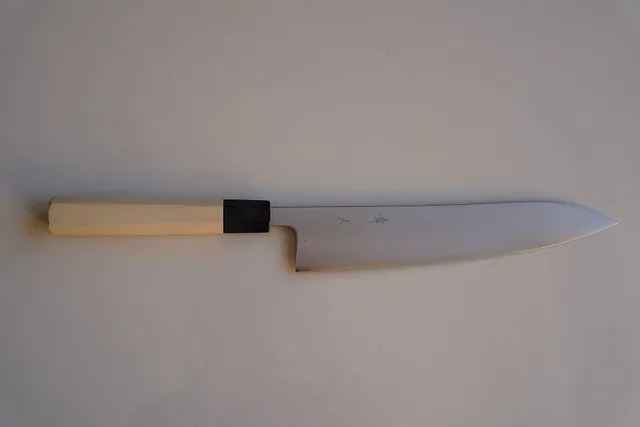 24-cm-Gyuto in der Draufsicht. Die lange Schneide braucht Platz auf dem Brett.