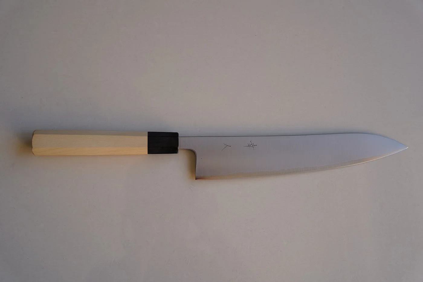 24-cm-Gyuto in der Draufsicht. Die lange Schneide braucht Platz auf dem Brett.