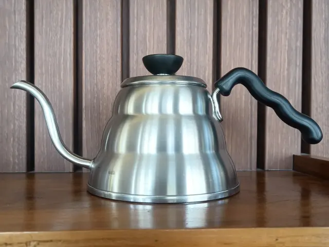 Hario-Buono-Kessel aus Edelstahl mit geschwungener Ausgusstülle.
