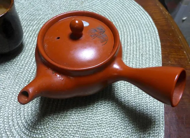 Rotbraune Kyūsu mit Seitengriff und Deckel.