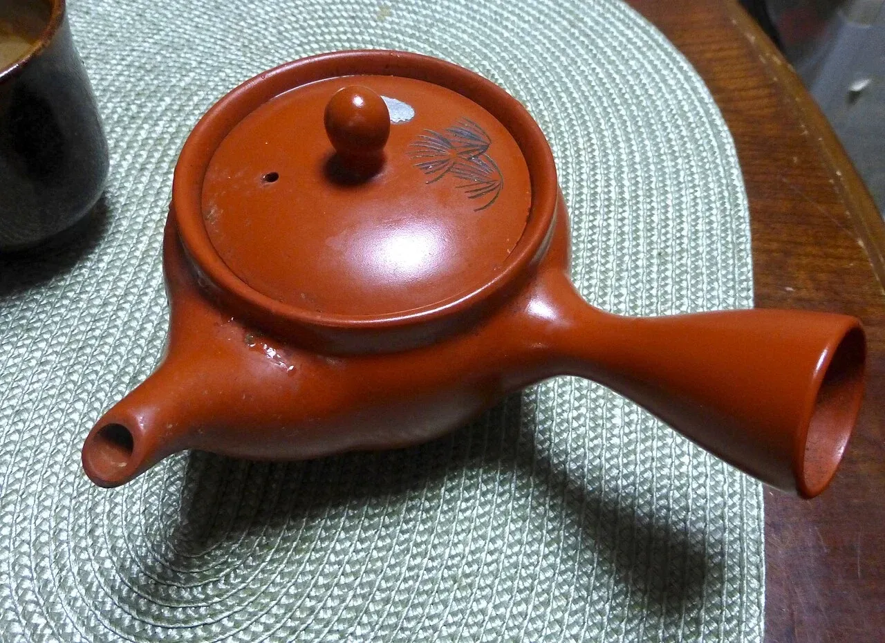 Rotbraune Kyūsu mit Seitengriff und Deckel.