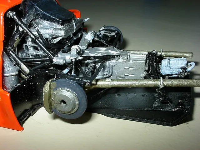Modello Tamiya Porsche 911 GT1 del 1996 durante un restauro.