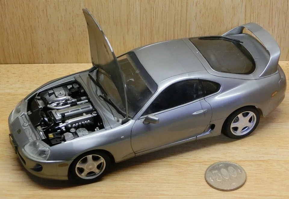 Miniatura Tamiya Toyota Supra in scala 1:24 con cofano aperto.