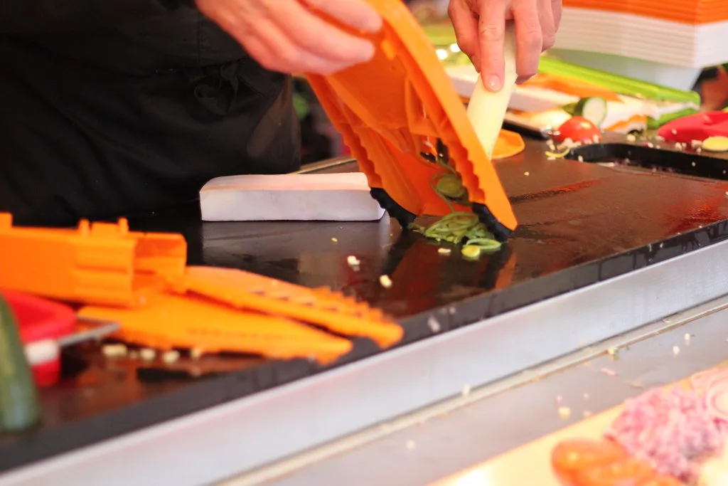 Dettaglio di un utensile per affettare verdure.