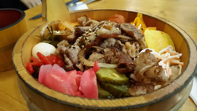 Bento rondo con riso e accompagnamenti.