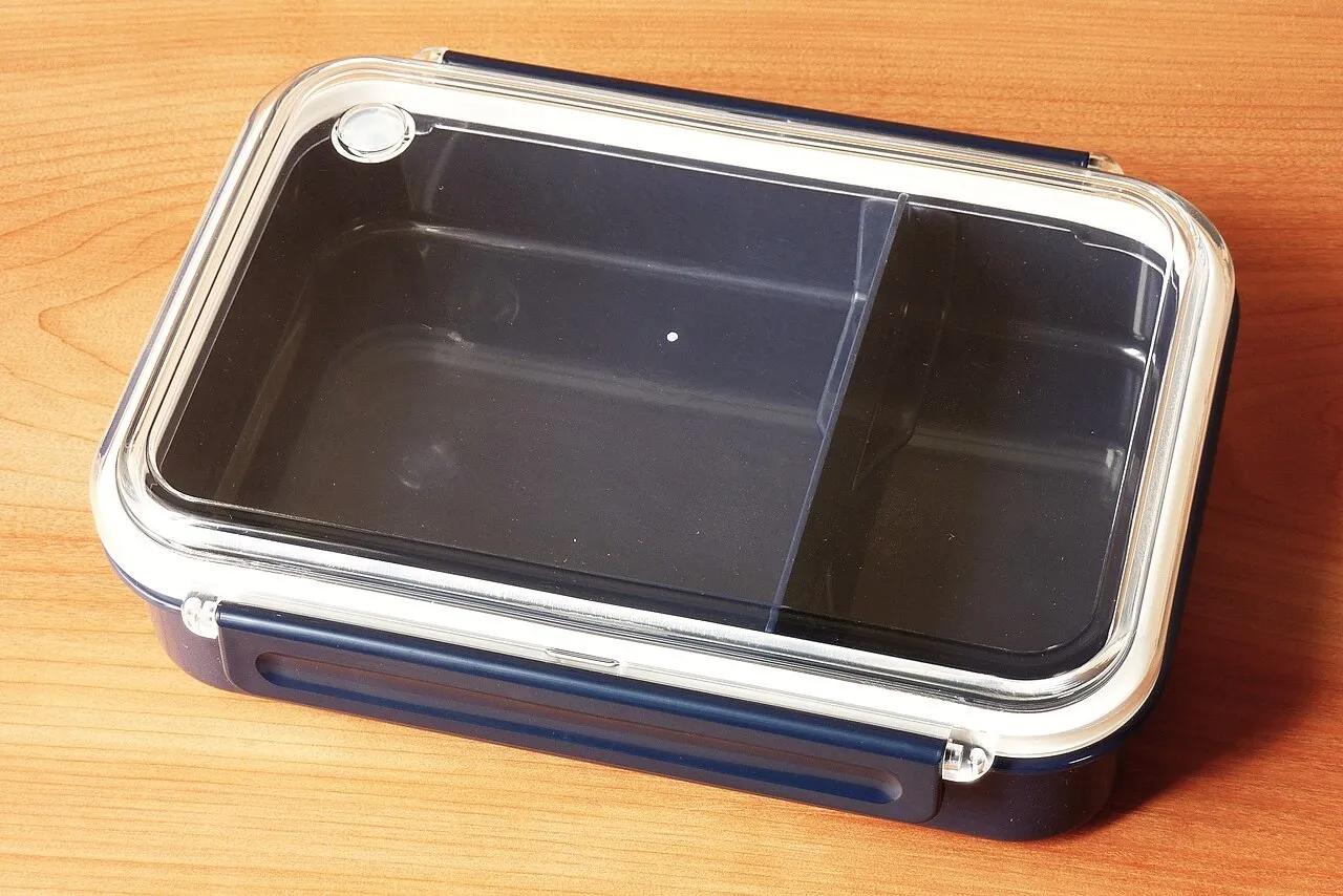 Contenitore bento rettangolare chiuso con coperchio trasparente e clip laterali