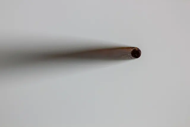 Primo piano della punta di una bacchetta di legno