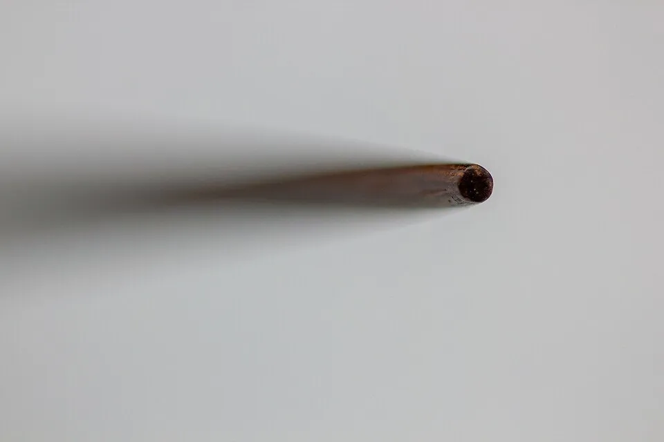 Primo piano della punta di una bacchetta di legno