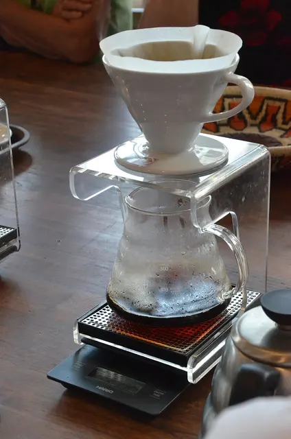 Dripper, caraffa e supporto collocati su una bilancia Hario
