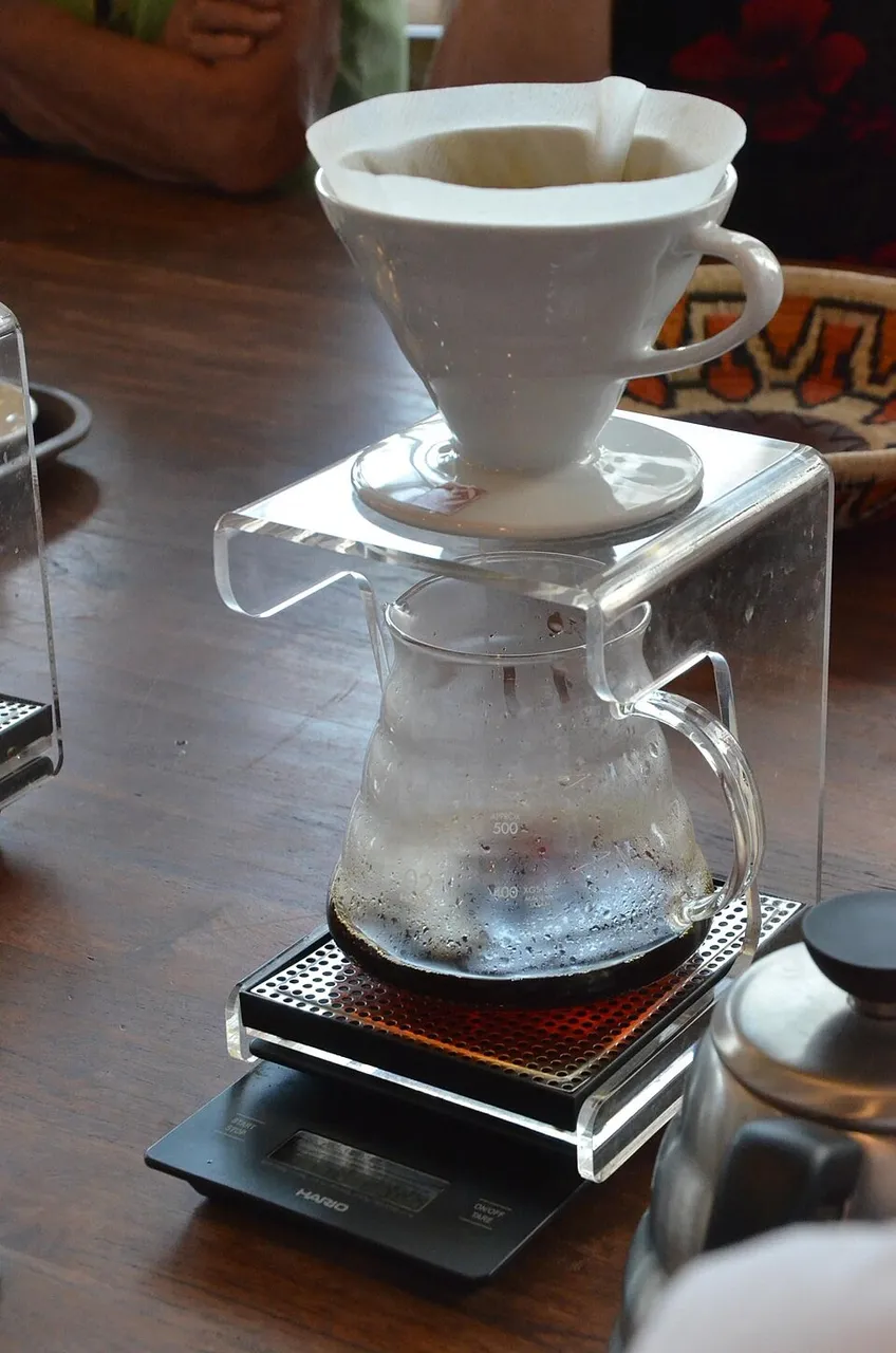 Dripper, caraffa e supporto collocati su una bilancia Hario