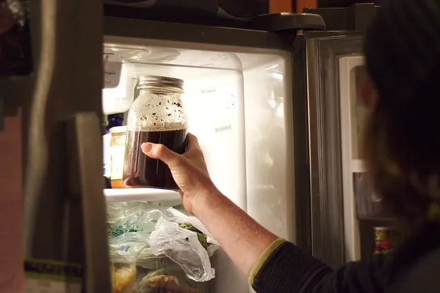 Un barattolo con caffè in infusione a freddo viene riposto in frigorifero