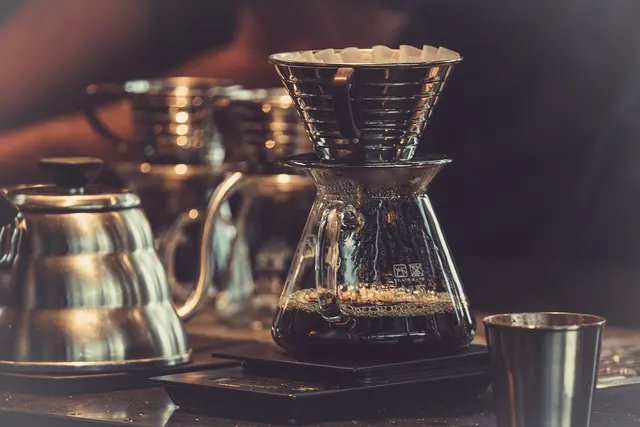 Dripper trasparente sopra una caraffa durante la preparazione del caffè filtro