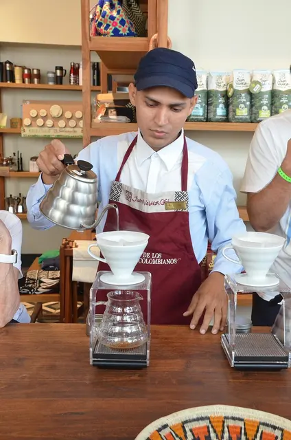 Un barista versa acqua in un dripper Hario V60 durante una dimostrazione