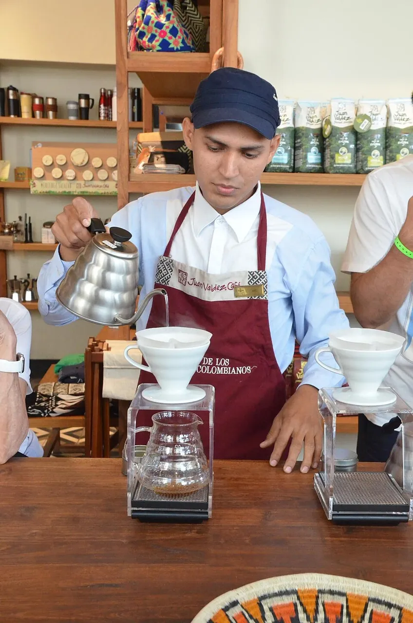 Un barista versa acqua in un dripper Hario V60 durante una dimostrazione