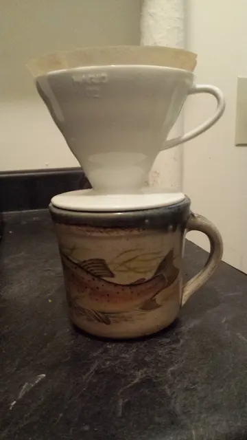 Dripper Hario bianco appoggiato sopra una tazza