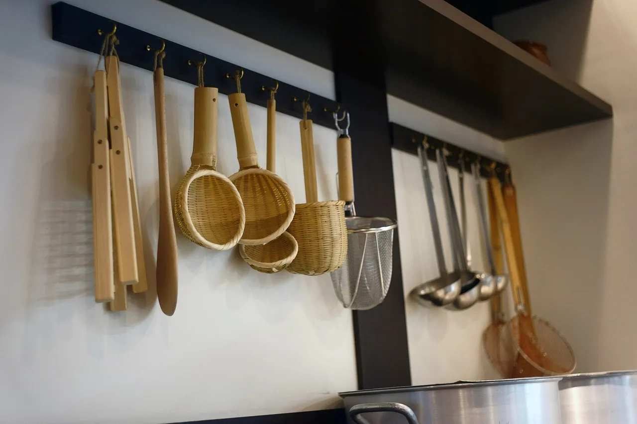 Utensili di legno e metallo appesi alla parete di una cucina