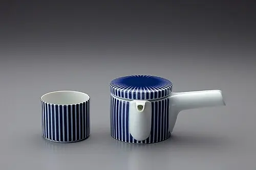 Teiera e tazza bianche con sottili righe blu del servizio Blue Stripe