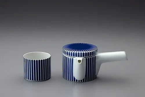 Teiera e tazza bianche con sottili righe blu del servizio Blue Stripe