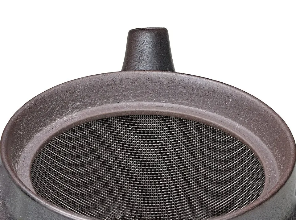 Dettaglio del filtro interno a maglia di una teiera kyusu