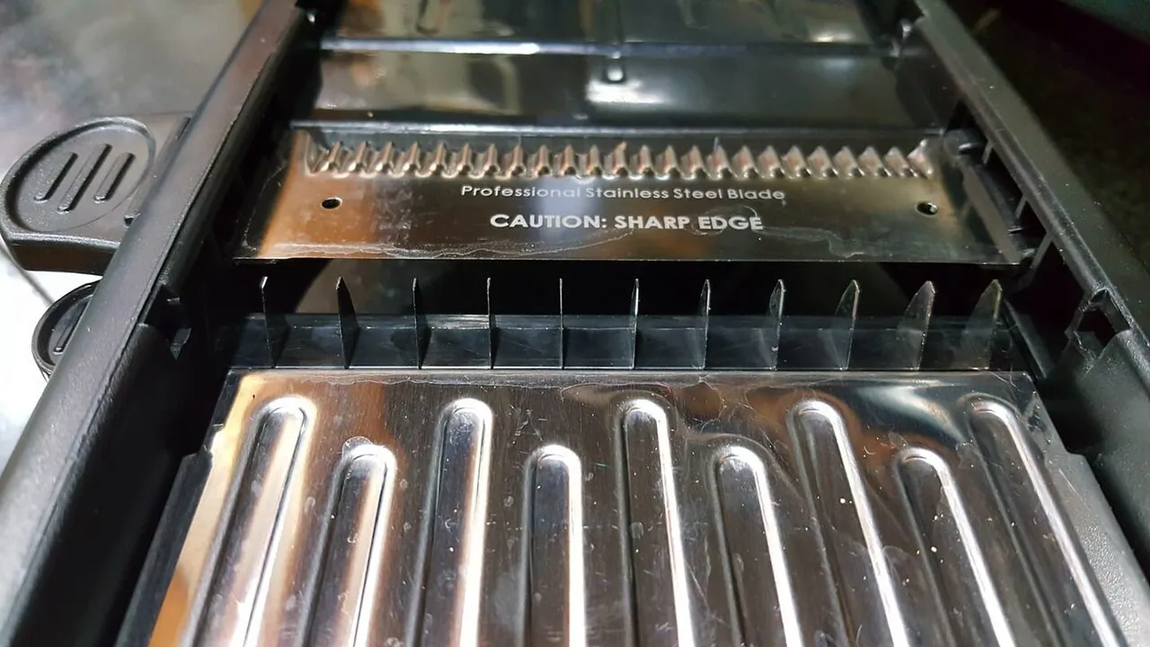 Dettaglio del piano metallico e delle lame di una mandolina