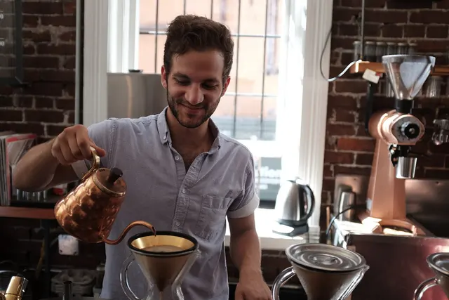 Preparazione del caffè filtro con un dripper in vetro e un bollitore dal beccuccio stretto